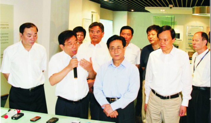 曾任中央书记处书记赵洪祝（时任浙江省委书记）；中央政治局委员黄坤明（时任杭州市委书记）
